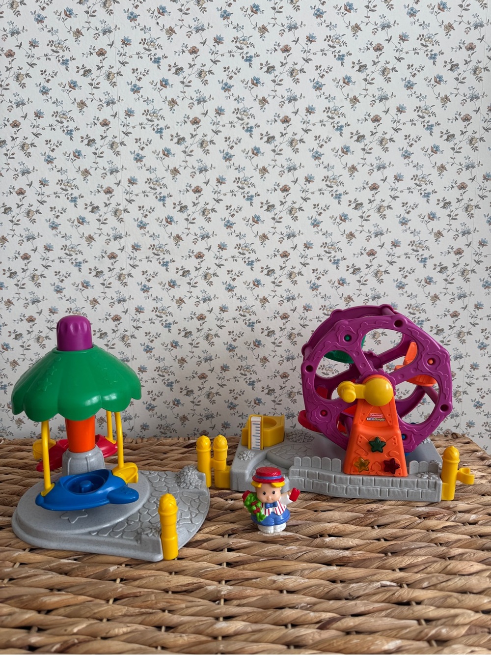 Fisher-Price Little People surprise sounds fun park ferris wheel & ride